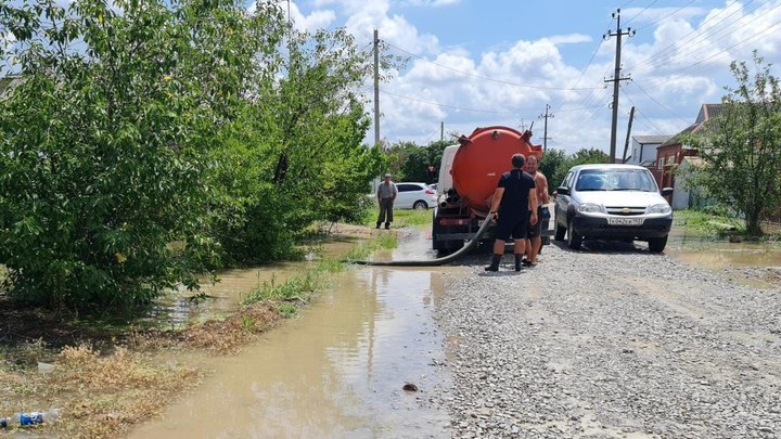 В Славянском районе третьи сутки откачивают дождевую воду с подтопленных участков