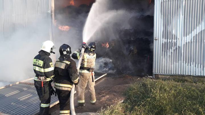 В Лабинском районе полыхает ангар с сеном на площади 4 тыс. кв. м.