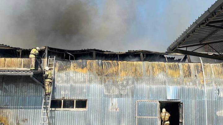 В Северском районе горит завод по производству специй на площади 2 тыс. кв. м.