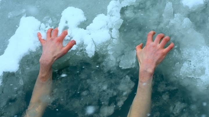 Не думал о страхе: Подросток прыгнул в ледяную воду, чтобы спасти незнакомую бабушку