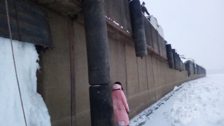 В Нижнем Новгороде спасена девушка, упавшая с причала на набережной