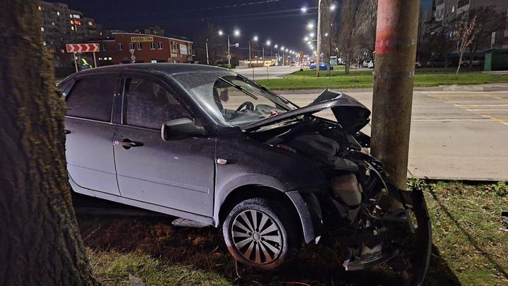 В Ростовской области разбилась автомобилистка, врезавшись на скорости в столб линии электропередачи