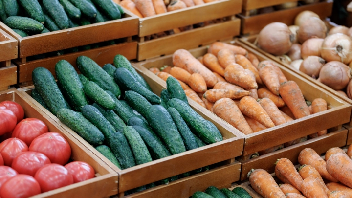 Морковь и яблоки бьют по карману. Что ещё дорожает на полках магазинов?