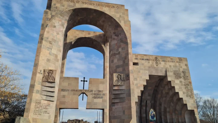 В Армении архиепископ Микаел Аджапахян сам пришёл в Следственный комитет - СМИ