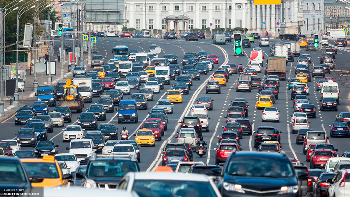 Колонна ретро-автомобилей проехалась по Москве
