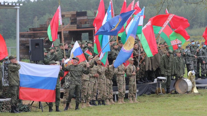 Белорусы отправили отряд военных на самолёте в Ханой