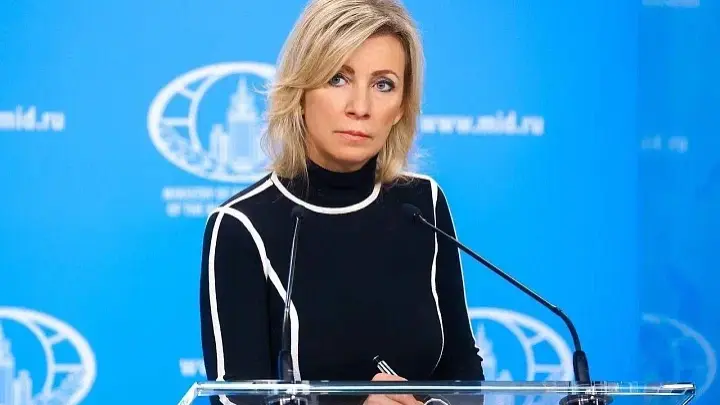 Захарова напомнила об эпатажной выходке Зеленского на первой встрече с Путиным в Париже