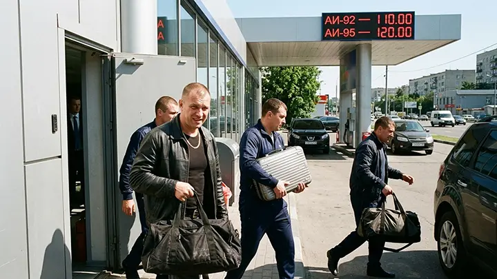 Спекуляции на бензине и миллиардные премии топ-менеджерам. На чьей стороне воюет наша нефтянка?