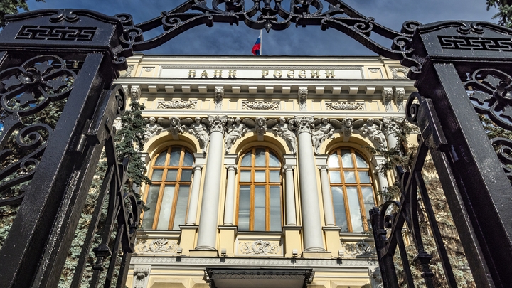 Дефолты всех отраслей? Эксперт сделал новое предсказание о падении рубля