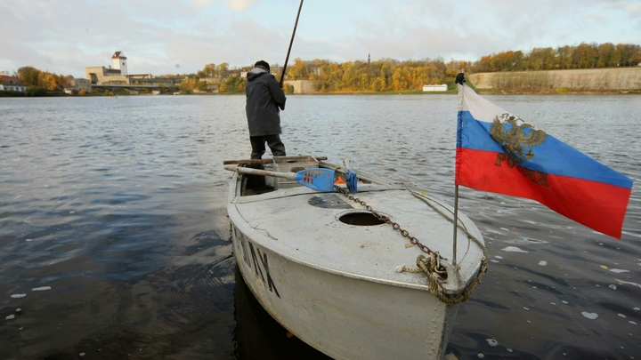 Европеец так хотел попасть в Ленобласть, что взял рюкзак и поплыл