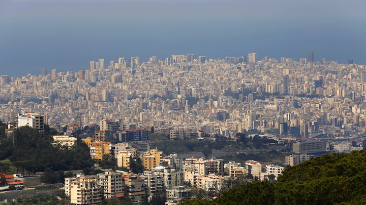 Огромный столб красного дыма: Очевидцы сняли на видео момент мощного взрыва в Бейруте