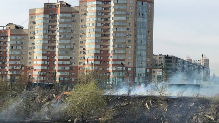 Огонь подходит к футбольному полю: в Челябинске напротив ТРК Родник разгорается пожар