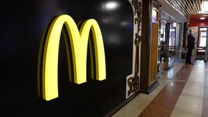 Буйная женщина разнесла Макдоналдс за невкусное мороженое