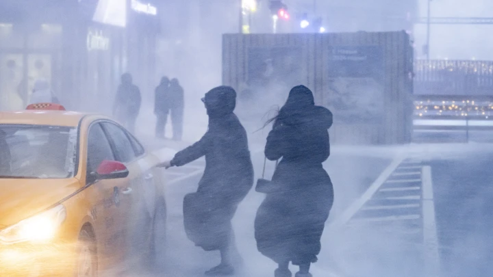 Автобусы не ходят, грузовики стоят: Алтайский край накрыло снежной бурей с громом и молниями