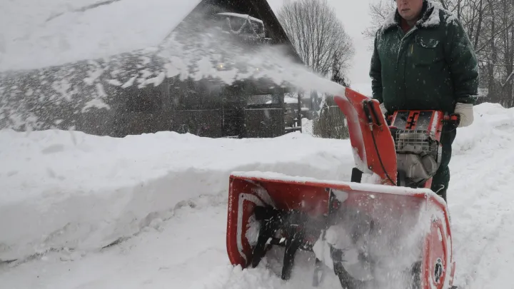 В ГД призвали жильцов не жаловаться на сугробы, а убирать снег самим