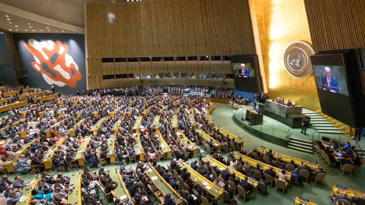 Участники Генассамблеи покидают штаб-квартиру ООН после речи Трампа