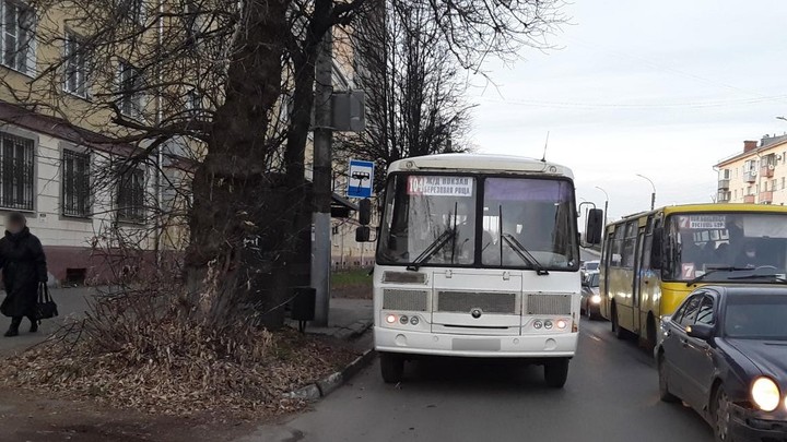 71-летняя женщина выпала из автобуса на проспекте Ленина в Иванове