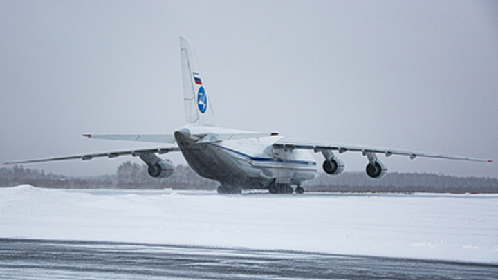 Военный самолёт Ан-124 Руслан вынужденно сел в Толмачево