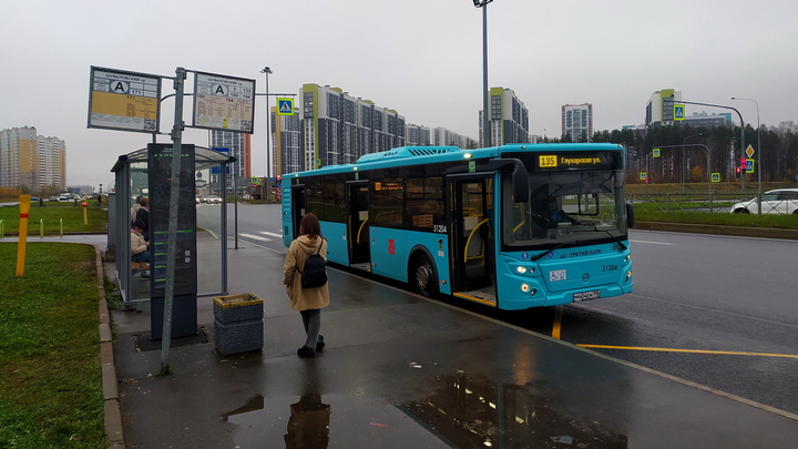 В Петербурге автобус № 139 пустили в объезд ремонтируемого поворота