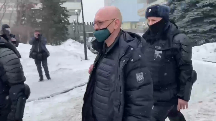 В Москве задержали депутата Максима Резника и участников форума «Муниципальная Россия»