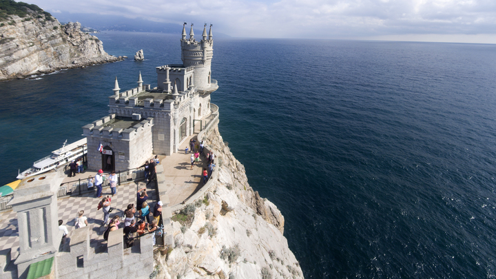 Крым - русский: Песков пригрозил Киеву жёстким ответом