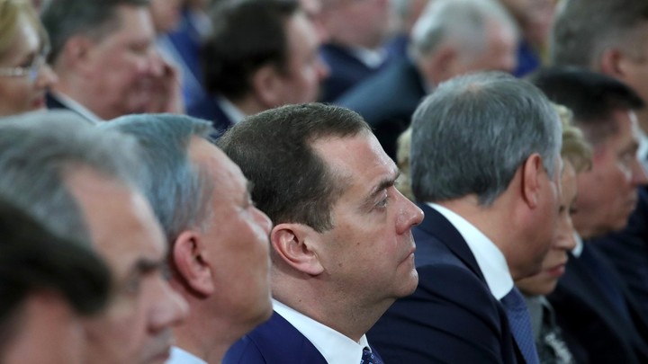 О чём недоговаривает Дмитрий Медведев: На пробелы в статье о коронавирусной жизни указал Минченко