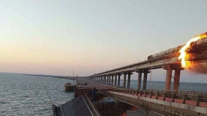 Тепловоз аж подпрыгнул: Как спасали поезд после взрыва на Крымском мосту