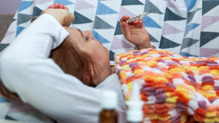 Маскируется под ОРВИ: смертельная болезнь из детства вернулась