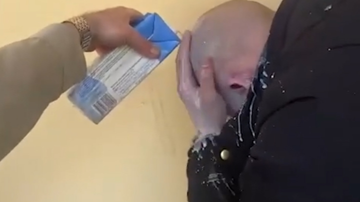 Промоутеры на Думской улице поливали прохожих перцем и молоком для Тик-Тока