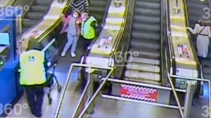 Упавшая в петербургском метро девушка-инвалид обвинила сопровождающих