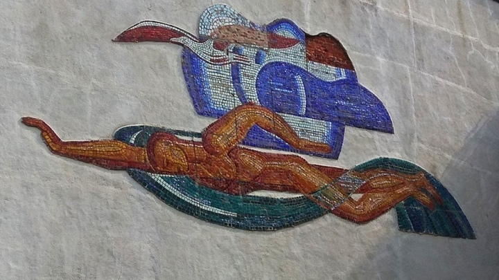 В Нижнем Новгороде полностью восстановили панно с пловцом на бассейне Чайка