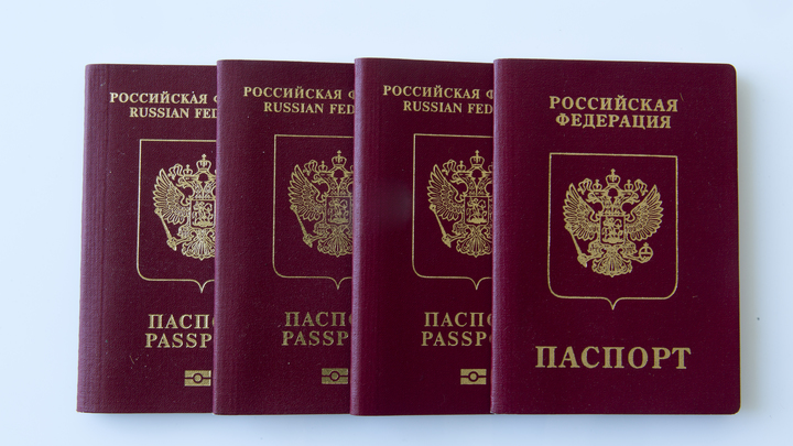 Жителей Донбасса уравняли с бывшими мигрантами: Русские паспорта могут отнять