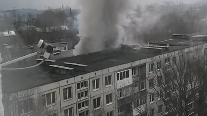 Во Фрунзенском районе Петербурга загорелись три этажа жилого дома