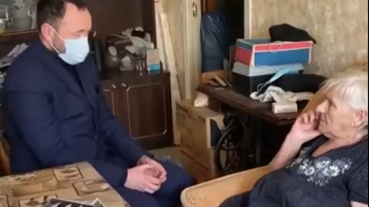 «Зажали со всех сторон» Депутат-единоросс пришел к блокаднице за помощью в предвыборной гонке