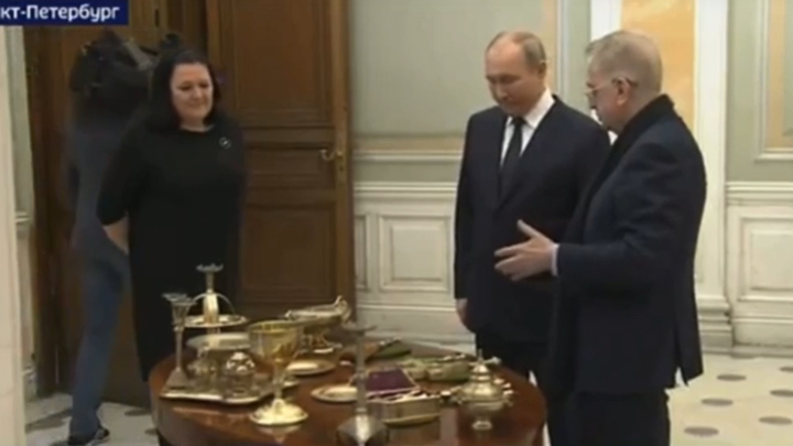 Стало известно, что станет с церковной утварью, которую Путин передал в Эрмитаж