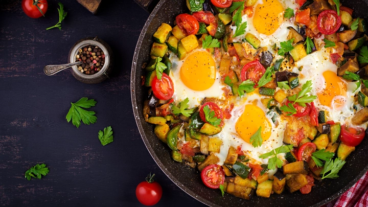 Начало дня должно быть сытным и сбалансированным: три вкусных и полезных блюда разнообразят завтрак