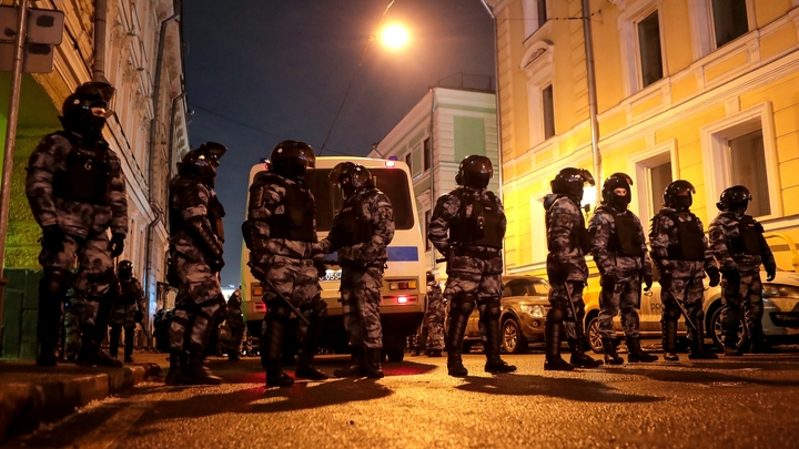 Это вам не фонарики во дворе: У суда с Навальным мужчина осмелился на дерзкий протест