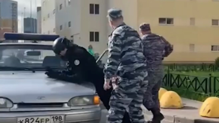 Видео: в Петербурге подросток с ружьем в обмундировании для страйкбола задержан росгвардией
