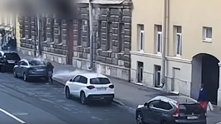 Пора вводить «касочный режим»? В Петербурге снова рухнул кусок фасада