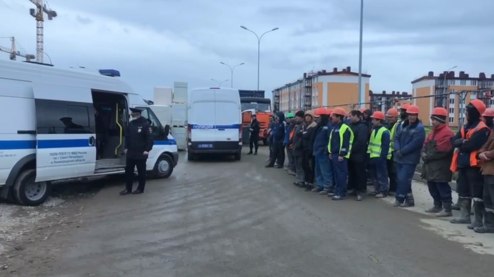 Играли в прятки и проиграли: полиция нашла на стройке в Петербурге 45 мигрантов-нелегалов