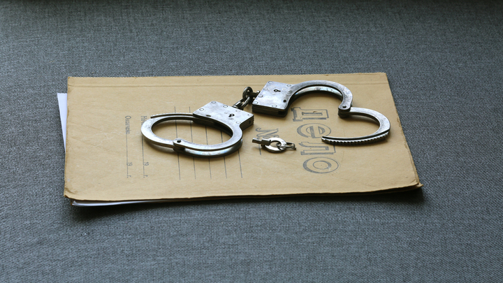 Чиновник, стрелявший в доме 15-летнего бойфренда дочки, отправлен под арест: Мужчина собрался на СВО - источник