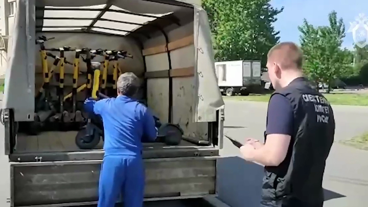 Следком показал видео обысков прокатчиков электросамокатов в Петербурге