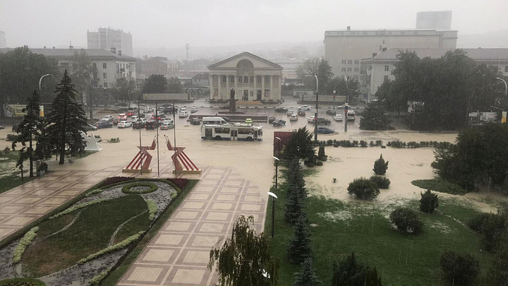 «Без необходимости из дома не выходить»: В Новороссийске из-за сильного ливня включили сирены