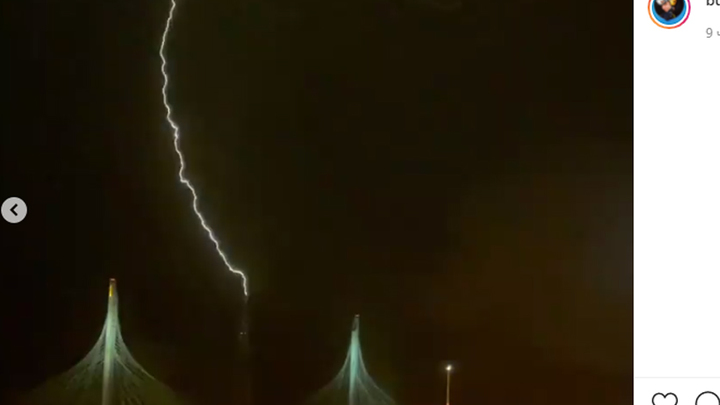 462-метровый громоотвод: Петербуржцы засняли яркие молнии, бьющие в Лахта Центр