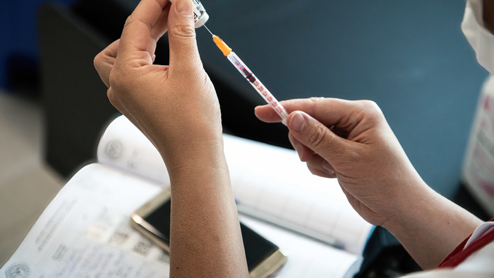 Названо число заболевших COVID-19 после вакцинации в Новосибирске