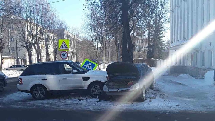 В Иванове 8 марта не поделили перекресток «Опель Астра» и «Ленд Ровер»
