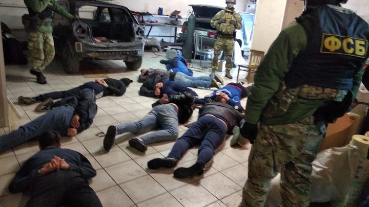 Сотрудники ФСБ Челябинска схватили банду вымогателей, которая нападала на военных