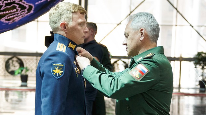 Сергей Шойгу вручил «Золотую Звезду» Героя России уроженцу Кинешмы Илье Сизову