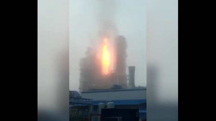 Пламя высотой с многоэтажку: видео взрыва на газоперерабатывающем заводе в Амурской области