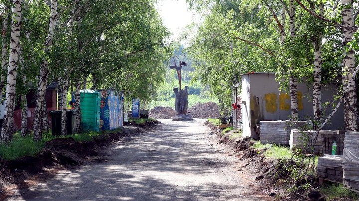 Рабочие расширяют парк Жукова в Кемерове
